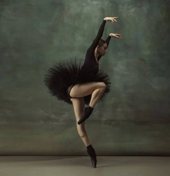 Ung yndefuld bud ballerina på mørk studie baggrund - Stock-foto