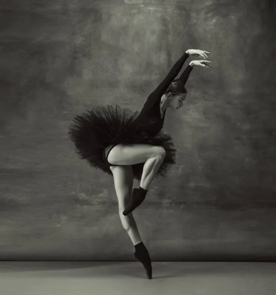 Joven elegante bailarina tierna sobre fondo oscuro estudio — Foto de Stock