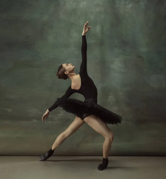 Jovem graciosa bailarina concurso no fundo escuro estúdio — Fotografia de Stock