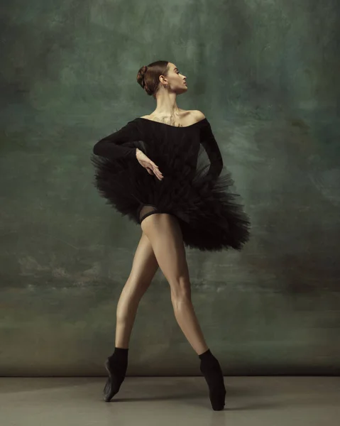 Młody wdzięk przetargu balerina na ciemnym tle studio — Zdjęcie stockowe