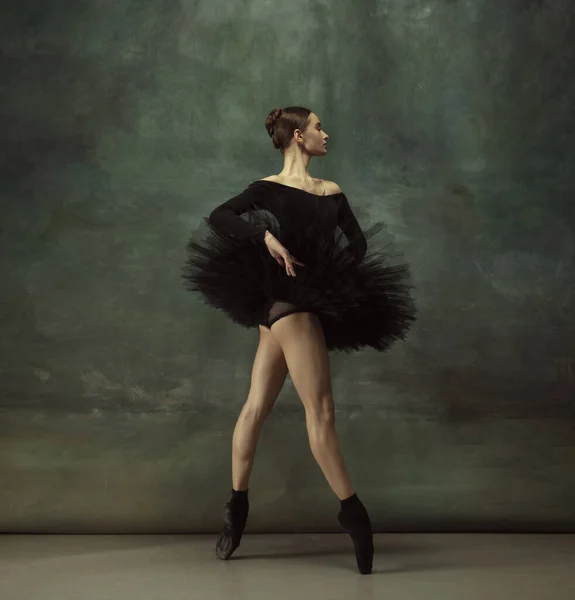 Νεαρή χαριτωμένη τρυφερή μπαλαρίνα σε σκούρο φόντο στούντιο — Φωτογραφία Αρχείου