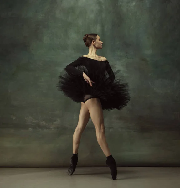 Joven elegante bailarina tierna sobre fondo oscuro estudio —  Fotos de Stock