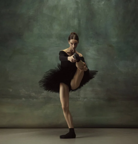 Joven elegante bailarina tierna sobre fondo oscuro estudio —  Fotos de Stock