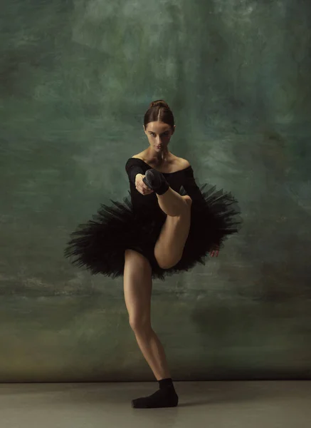 Młody wdzięk przetargu balerina na ciemnym tle studio — Zdjęcie stockowe