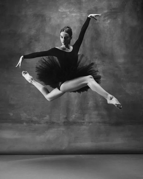 Giovane graziosa tenera ballerina su sfondo scuro studio — Foto Stock