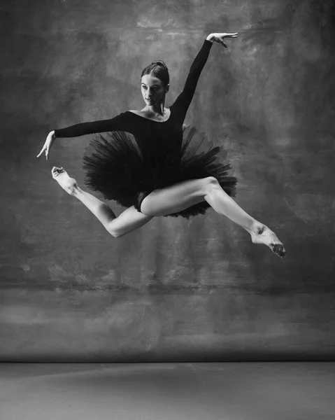 Jeune ballerine tendre gracieuse sur fond de studio sombre — Photo