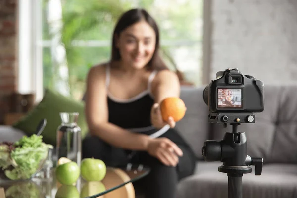 Femme blogueuse caucasienne faire vlog comment suivre un régime et perdre du poids. Mode de vie, femmes influentes, concept sain . — Photo