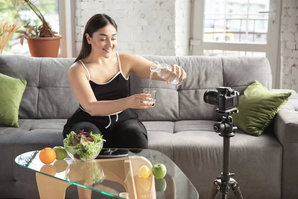 Kaukasische Bloggerin Frau machen vlog, wie man Diät und Gewicht verloren. Lebensstil, Influencer-Frauen, gesundes Konzept. — Stockfoto