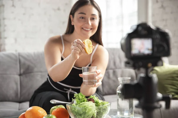 Kaukasische Bloggerin Frau machen vlog, wie man Diät und Gewicht verloren. Lebensstil, Influencer-Frauen, gesundes Konzept. — Stockfoto