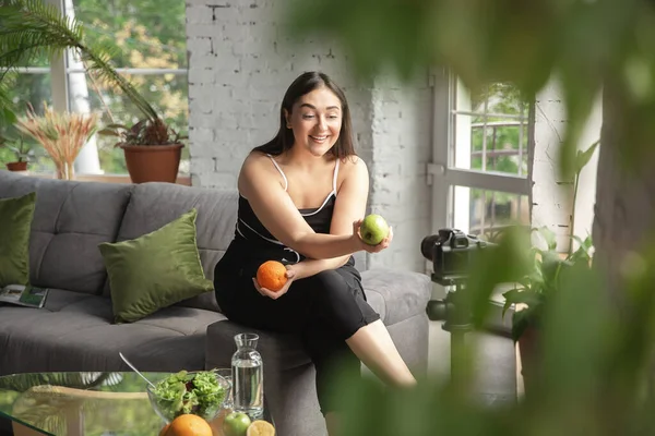 Wanita bloger kaukasia membuat vlog bagaimana melakukan diet dan menurunkan berat badan. Gaya hidup, wanita yang berpengaruh, konsep yang sehat. — Stok Foto