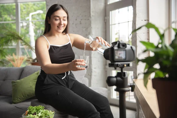 Kaukasische Bloggerin Frau machen vlog, wie man Diät und Gewicht verloren. Lebensstil, Influencer-Frauen, gesundes Konzept. — Stockfoto