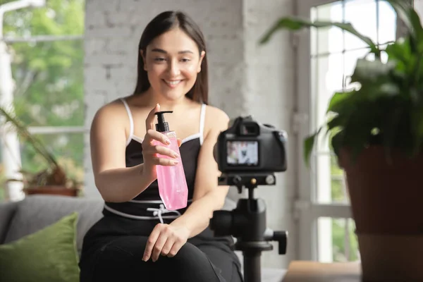 Kaukasische Bloggerin Frau machen vlog, wie man Körper positiv und unter Schönheitsbehandlung. Lebensstil, Influencer-Frauen, gesundes Konzept. — Stockfoto