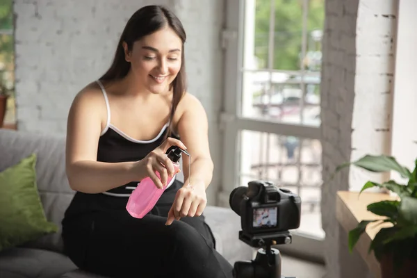 Kaukasische Bloggerin Frau machen vlog, wie man Körper positiv und unter Schönheitsbehandlung. Lebensstil, Influencer-Frauen, gesundes Konzept. — Stockfoto