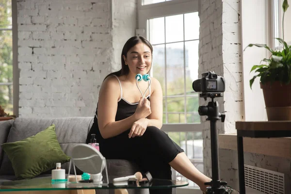 Kaukasische Bloggerin Frau machen vlog, wie man Körper positiv und unter Schönheitsbehandlung. Lebensstil, Influencer-Frauen, gesundes Konzept. — Stockfoto