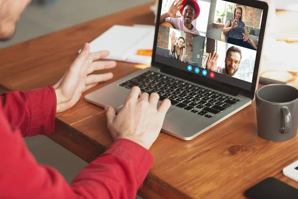 Homem participar videoconferência olhando para a tela do laptop durante a reunião virtual, aplicativo webcam videocall para negócios, close-up — Fotografia de Stock
