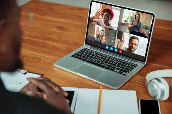 Mann beteiligt Videokonferenz Blick auf Laptop-Bildschirm während virtuelle Besprechung, Videocall-Webcam-App für Unternehmen, Nahaufnahme — Stockfoto