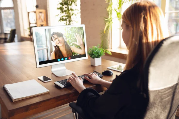 Женщина участвует в видеоконференции глядя на экран ноутбука во время виртуальной встречи, видеокамеры приложение для бизнеса, закрыть — стоковое фото