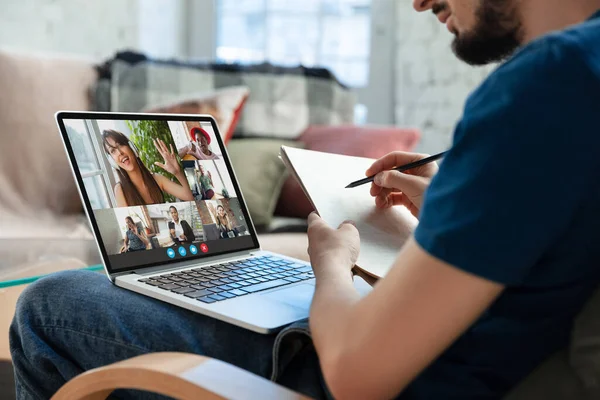 Homme participer à la vidéoconférence en regardant l'écran de l'ordinateur portable pendant la réunion virtuelle, application webcam vidéocall pour les entreprises, gros plan — Photo