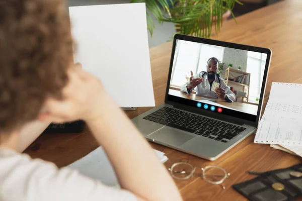 Man deelnemen videoconferentie op zoek naar laptop scherm tijdens virtuele vergadering, videocall webcam app voor het bedrijfsleven, close-up — Stockfoto