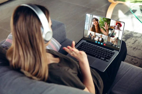 女性は、仮想会議中にラップトップ画面を見てビデオ会議に参加します,ビジネスのためのビデオコールウェブカメラアプリ,クローズアップ — ストック写真