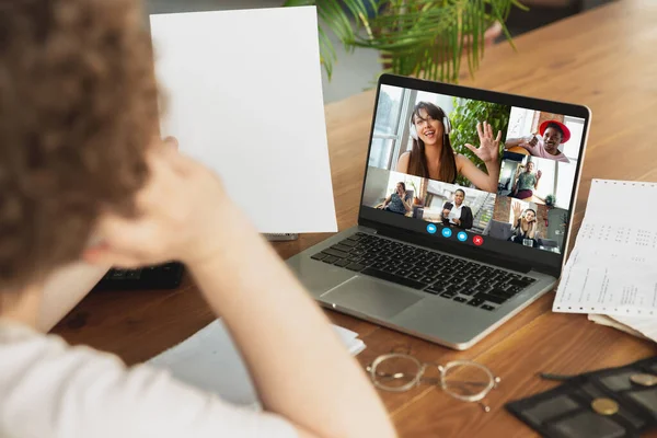 Homme participer à la vidéoconférence en regardant l'écran de l'ordinateur portable pendant la réunion virtuelle, application webcam vidéocall pour les entreprises, gros plan — Photo