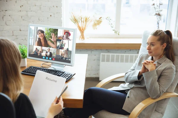 Une femme participe à une vidéoconférence en regardant un écran d'ordinateur portable pendant une réunion virtuelle, une application webcam de vidéocall pour les entreprises, un gros plan — Photo