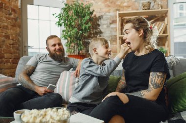 Evde mutlu bir aile birlikte vakit geçiriyor. Eğleniyor, neşeli ve sevimli görünüyor..