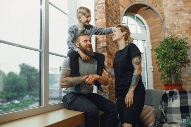 Evde mutlu bir aile birlikte vakit geçiriyor. Eğleniyor, neşeli ve sevimli görünüyor..