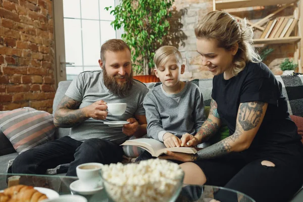 Familia feliz en casa pasando tiempo juntos. Divertirse, mirar alegre y encantador . —  Fotos de Stock