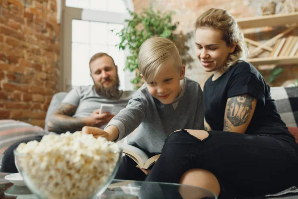 Familia feliz en casa pasando tiempo juntos. Divertirse, mirar alegre y encantador . —  Fotos de Stock