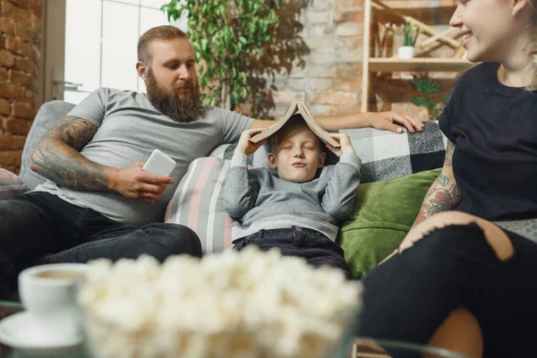 Een gelukkig gezin dat samen tijd doorbrengt. Plezier hebben, er vrolijk en mooi uitzien. — Stockfoto