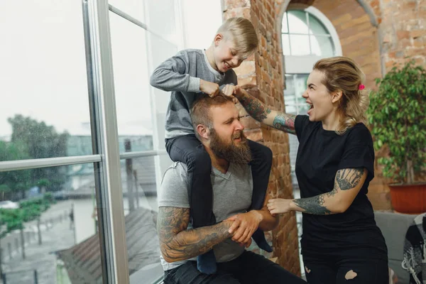 Familia feliz en casa pasando tiempo juntos. Divertirse, mirar alegre y encantador . — Foto de Stock