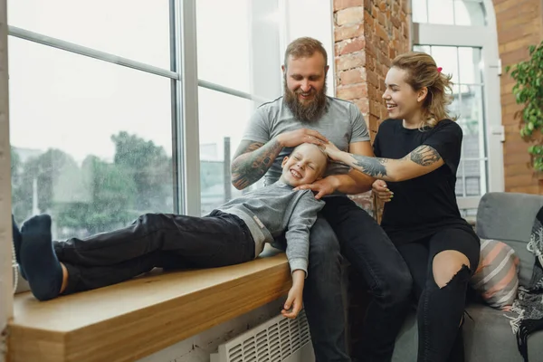 Een gelukkig gezin dat samen tijd doorbrengt. Plezier hebben, er vrolijk en mooi uitzien. — Stockfoto