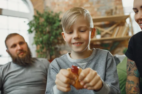 Een gelukkig gezin dat samen tijd doorbrengt. Plezier hebben, er vrolijk en mooi uitzien. — Stockfoto