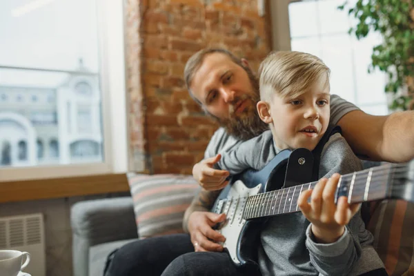 Een gelukkig gezin dat samen tijd doorbrengt. Plezier hebben, er vrolijk en mooi uitzien. — Stockfoto