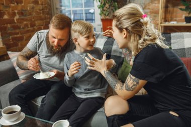 Evde mutlu bir aile birlikte vakit geçiriyor. Eğleniyor, neşeli ve sevimli görünüyor..