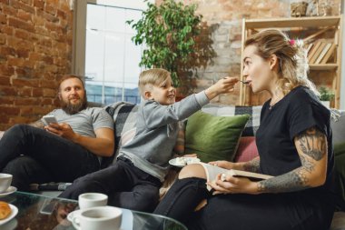 Evde mutlu bir aile birlikte vakit geçiriyor. Eğleniyor, neşeli ve sevimli görünüyor..