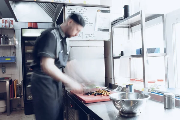 Nos bastidores das marcas. O chef cozinha em uma cozinha profissional de uma refeição de restaurante para o cliente ou entrega. Moção . — Fotografia de Stock