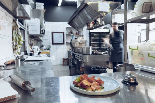 Nos bastidores das marcas. O chef cozinha em uma cozinha profissional de uma refeição de restaurante para o cliente ou entrega. Moção . — Fotografia de Stock