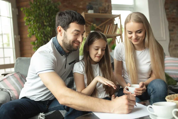 Madre, padre e figlia a casa divertirsi, comfort e concetto accogliente — Foto Stock