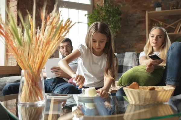 Mãe, pai e filha em casa se divertindo, conforto e conceito acolhedor — Fotografia de Stock