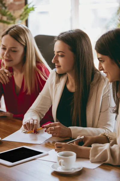 Negocio joven mujer caucásica en oficina moderna con equipo —  Fotos de Stock