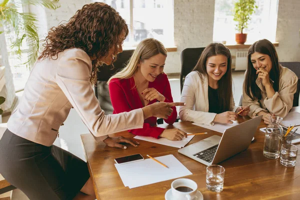 Negocio joven mujer caucásica en oficina moderna con equipo —  Fotos de Stock