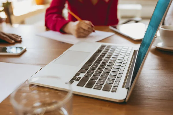 Entreprise jeune femme caucasienne dans le bureau moderne avec l'équipe — Photo