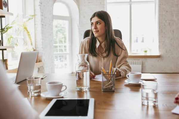 Entreprise jeune femme caucasienne dans le bureau moderne avec l'équipe — Photo