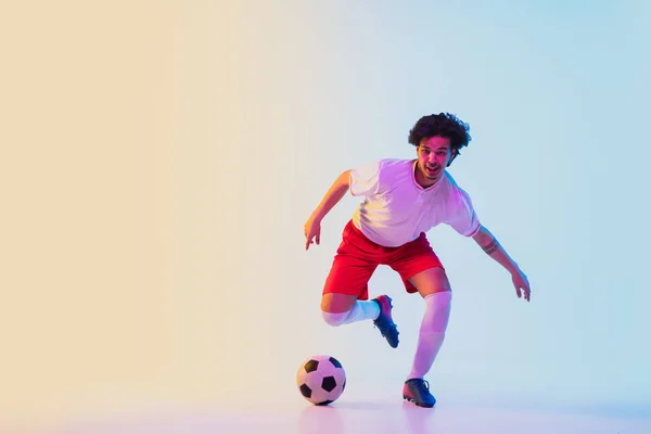 Ποδόσφαιρο ή ποδοσφαιριστής σε βαθμίδωση φόντο σε νέον φως - κίνηση, δράση, δραστηριότητα έννοια — Φωτογραφία Αρχείου