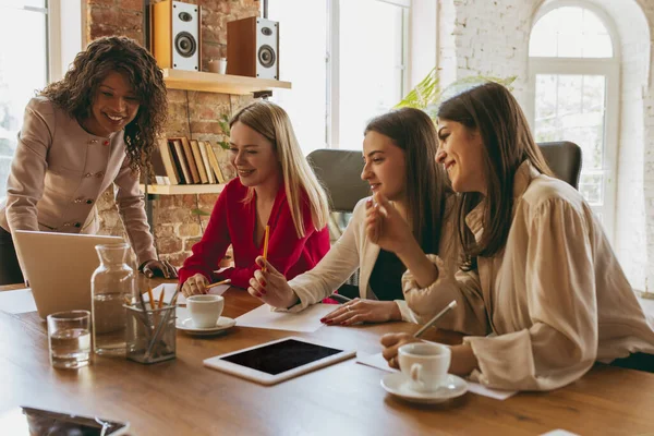 Negocio joven mujer caucásica en oficina moderna con equipo —  Fotos de Stock