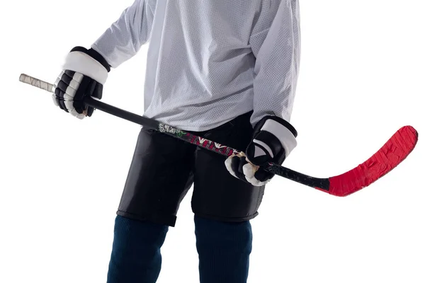 Ugjenkjennelig mannlig hockeyspiller med pinnen på isbanen og hvit bakgrunn – stockfoto