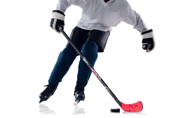 Unerkennbarer männlicher Eishockeyspieler mit Stock auf dem Eis und weißem Hintergrund — Stockfoto