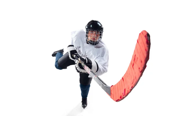 Buz kortunda sopası ve beyaz arka planı olan tanınmamış bir erkek hokey oyuncusu. — Stok fotoğraf